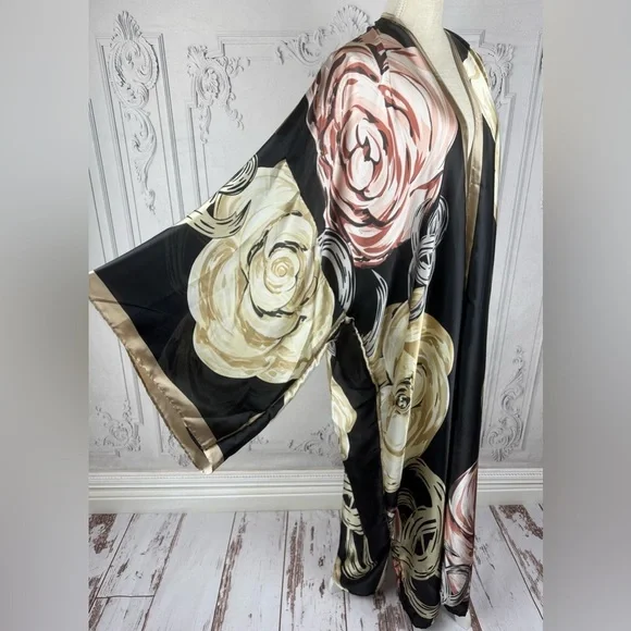Elegant Floral Kimono Robe - Black and Cream - Picture 5 of 9